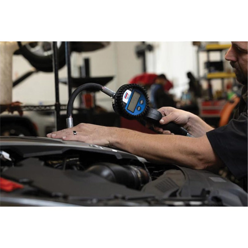 D&eacute;bitm&egrave;tre &eacute;lectronique de lubrifiant avec rallonge flexible &agrave; 90° Moffatt Supply & Specialties