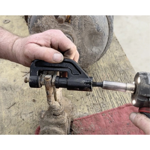 Presse-axe de tige de r&eacute;gleur de jeu pour camions de classes 6 &agrave; 8 Moffatt Supply & Specialties