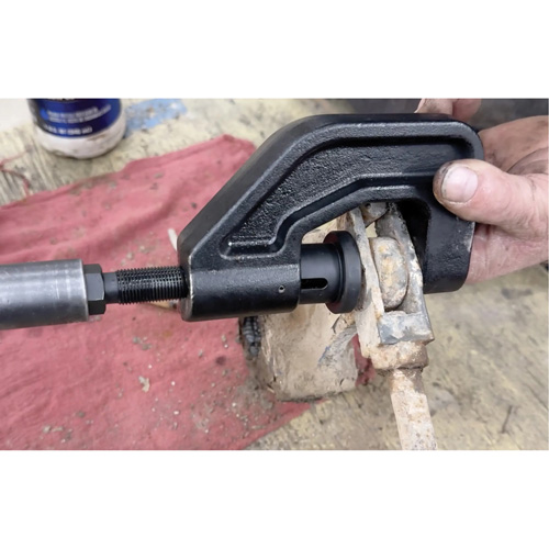 Presse-axe de chape de frein pour camions de classes 6 &agrave; 8 Moffatt Supply & Specialties