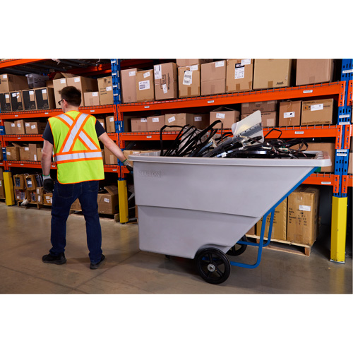 Chariot basculeur en acier, Poly&eacute;thyl&egrave;ne, 1,1 vg³, Capacit&eacute; de charge de 1250 lb Moffatt Supply & Specialties