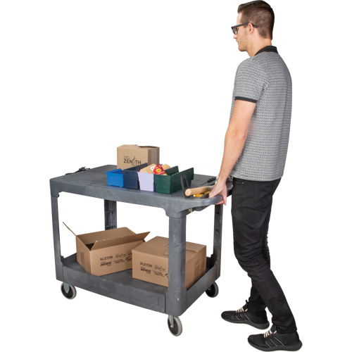 Chariot utilitaire pour l'entretien avec tablette plate, 2 tiers, 25-1/4" x 32-1/4" x 44", Capacit&eacute; 550 lb Moffatt Supply & Specialties