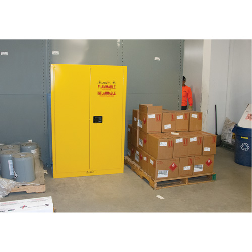 Armoire pour produits inflammables, 45 gal., 2 Porte(s), 43" La x 65" h x 18" p Moffatt Supply & Specialties