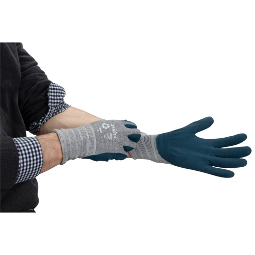 Gants &eacute;cologiques enduits et l&eacute;gers, 7, R&ecirc;vetement Mousse de nitrile, Calibre 15, Enveloppe en Polyester/rPET Moffatt Supply & Specialties