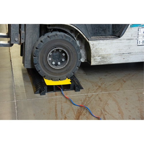 Protecteur de c&acirc;bles en polyur&eacute;thane, 3 canaux, 35,43" lo x 19,69" la x 3" h Moffatt Supply & Specialties