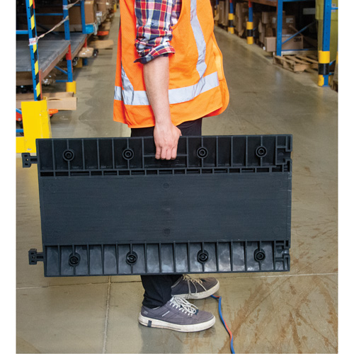 Protecteur de c&acirc;bles en polyur&eacute;thane, 3 canaux, 35,43" lo x 19,69" la x 3" h Moffatt Supply & Specialties