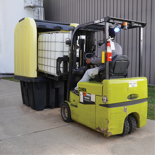 Palette anti-d&eacute;versement jaune &agrave; couvercle rigide roulant avec drain, 65" lo x 65" la x 101" h, Capacit&eacute; de charge 5000 lb Moffatt Supply & Specialties