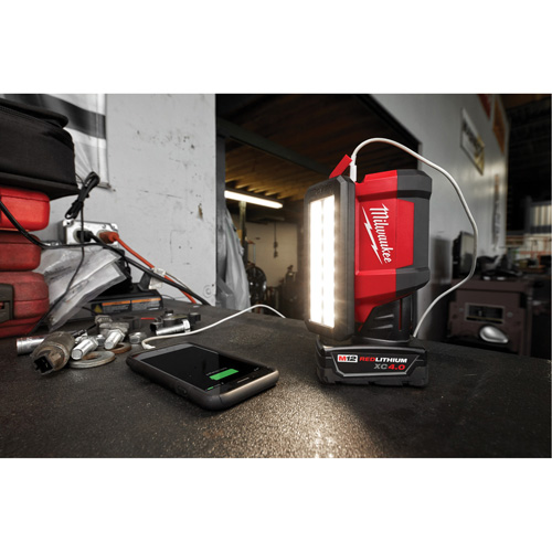 Projecteur &agrave; faisceau large pour entretien et r&eacute;paration avec chargeur USB M12 Rover, DEL, 700 lumens Moffatt Supply & Specialties