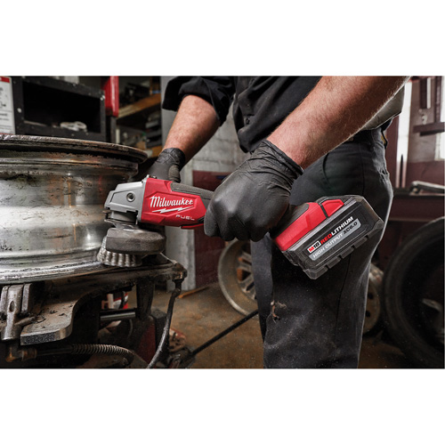 Meuleuse &agrave; frein &agrave; vitesse variable avec interrupteur &agrave; glissi&egrave;re non verrouillable M18 Fuel, 18 V, Mandrin 5"/4-1/2", Lithium-ion Moffatt Supply & Specialties