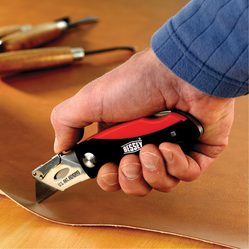 Couteau utilitaire pliant, 2-3/8" lame, poign&eacute;e en Plastique/Coussin&eacute;e Moffatt Supply & Specialties