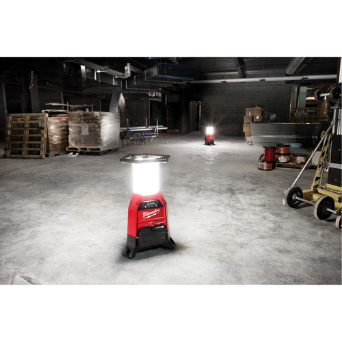 Lampe de chantier M18 Radius et chargeur avec One-Key, DEL, 4800/9000/2500 lumens, Boîtier en Plastique Moffatt Supply & Specialties