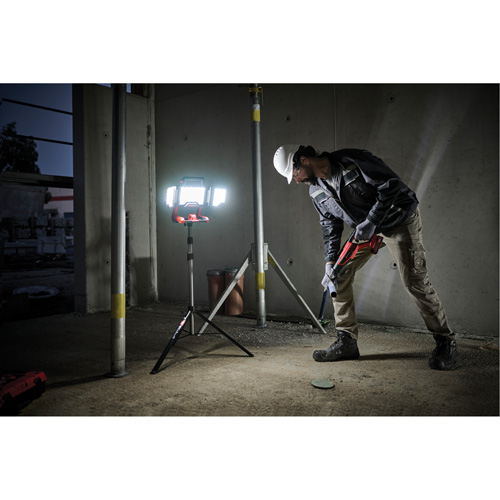 Lampe de travail &agrave; DEL professionnelle &agrave; panneaux pliants lumens sans fil 18V sur tr&eacute;pied, DEL, 3600 lumens Moffatt Supply & Specialties