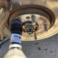 Outil de nettoyage pour moyeux, goujons et roues &agrave; entraînement par chocs STUD KLEEN Moffatt Supply & Specialties