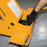 Cric de transmission Yellow Jackit, Cap. de levage 2,2 tonnes Moffatt Supply & Specialties
