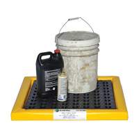 Feuilles Poly-Spillpad, 24" lo x 24" la x 2" h, Cap. de d&eacute;versement 2 gal. US Moffatt Supply & Specialties