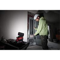 Projecteur d&eacute;clairage compact et pliable M18 ROVER avec chargement USB, DEL, 85/250/1000/500 lumens, Boîtier en Nylon rempli de verre Moffatt Supply & Specialties